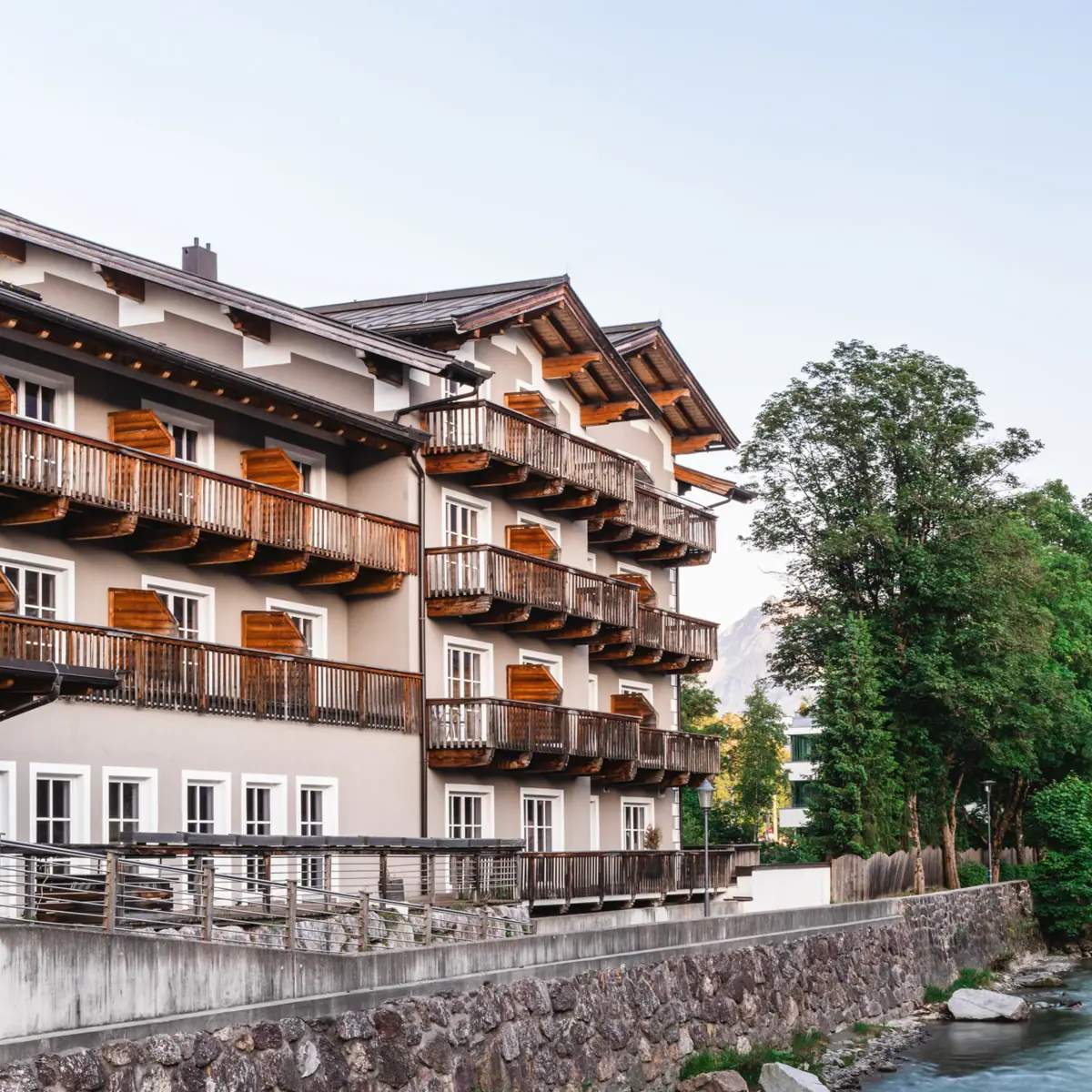 Ein Gebäude neben einem Fluss.