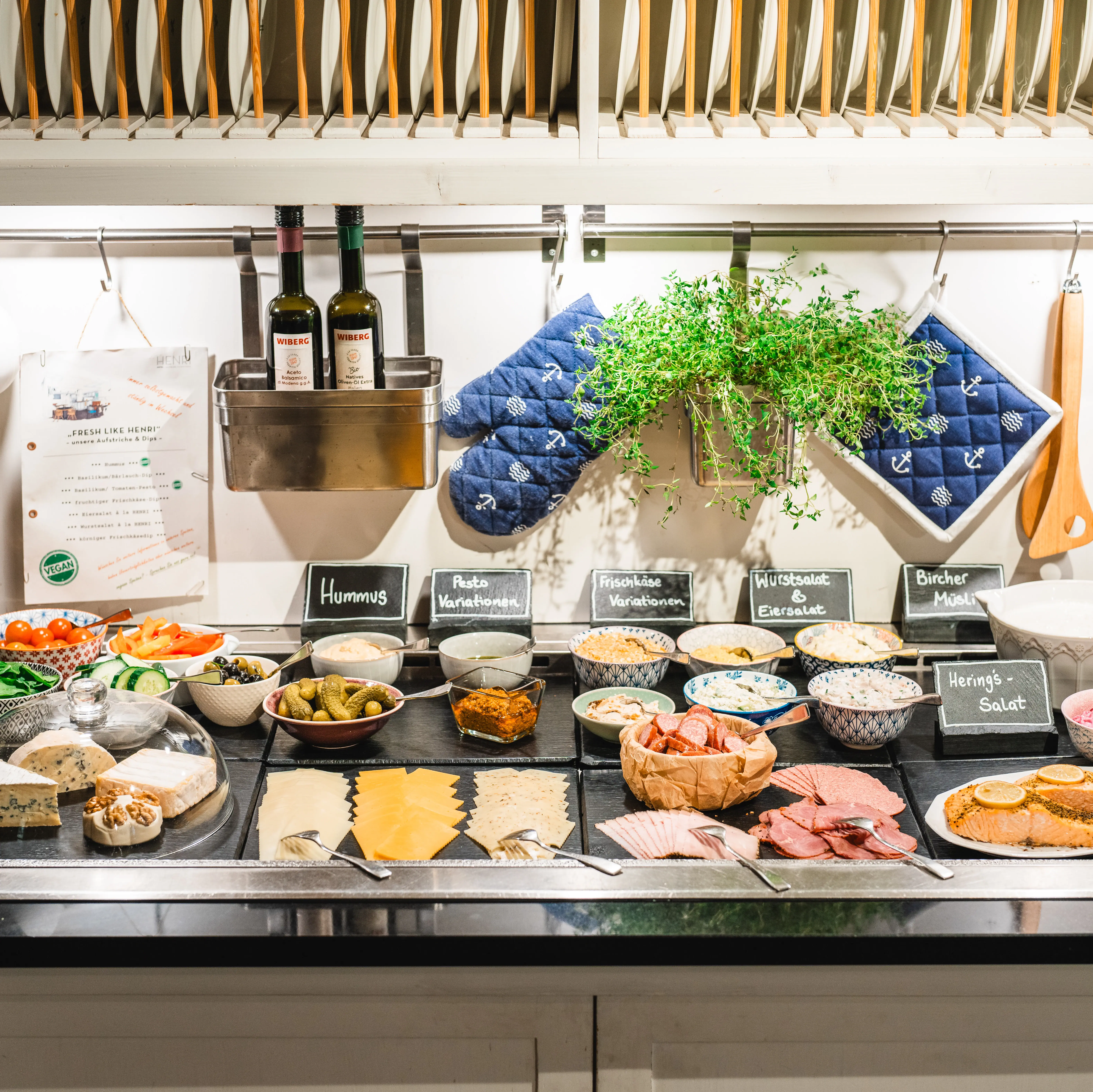 Frühstücksbuffet mit Wurst und Käseauswahl