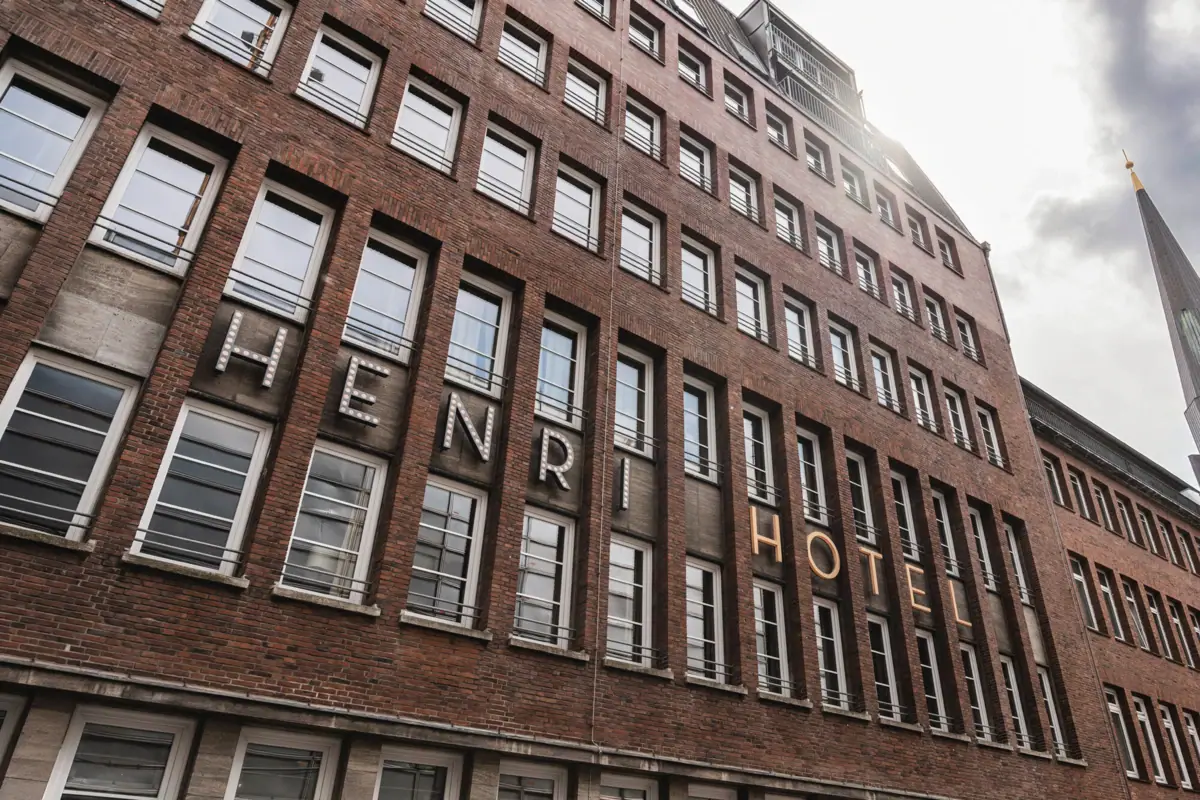 Ein Gebäude mit vielen Fenstern.