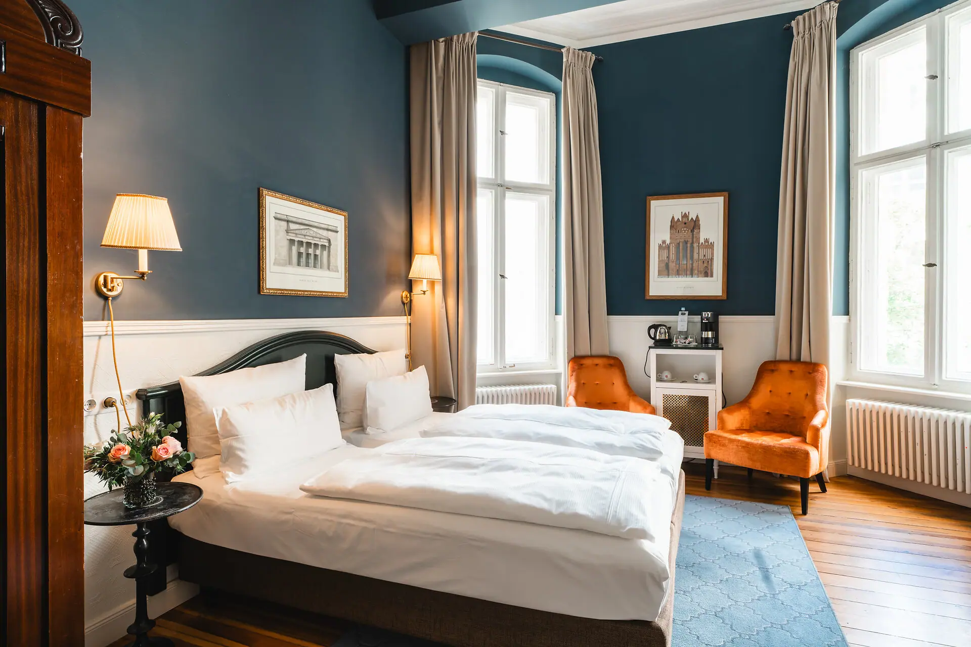 Ein Zimmer mit zwei Betten und Stühlen.